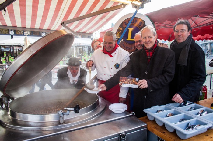 Oberbürgermeister Stefan Schostok und HAZ-Redakteur Conrad von Meding (rechts) bei der Suppenausgabe für die HAZ-Weihnachtshilfe. Foto: Phillip von Ditfurth