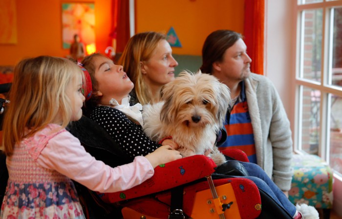 „Sie liebt die Sonne und Musik“: Stefan und Stephanie R. mit ihren Töchtern Tara Mo (vorn), Frida und Hund Nino.  Foto: Wallmüller