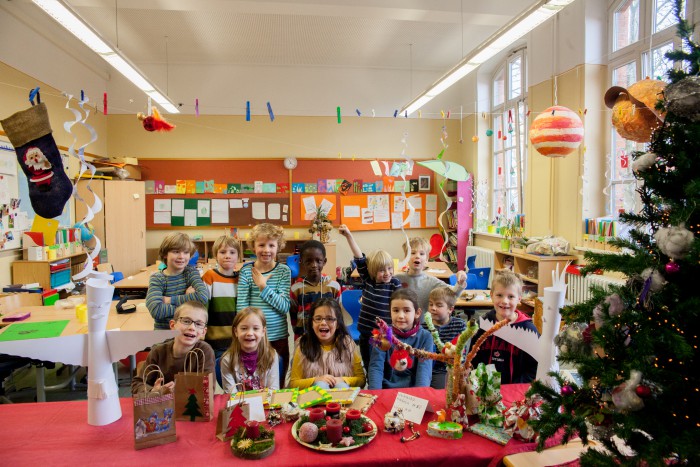 Kinder der Grundschule am Lindener Markt helfen mit einem Adventsbasar. Foto: Kutter