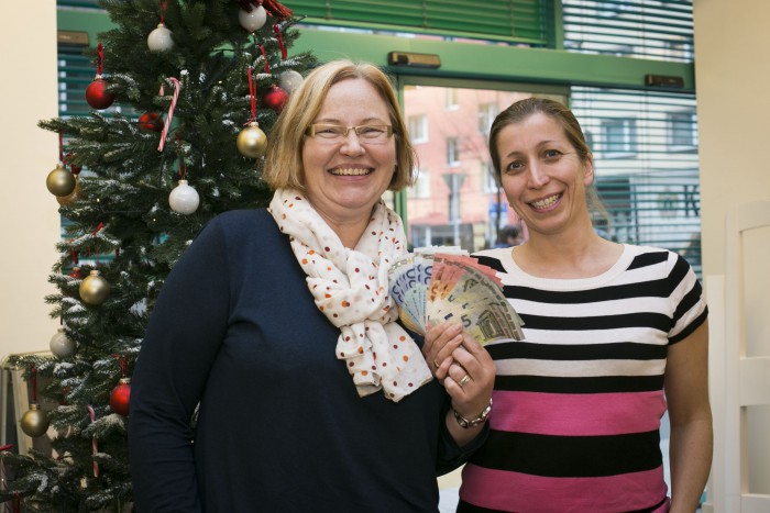Die Schüler von Nina Kossack (rechts) und Anke Synowzik haben für die HAZ-Weihnachtshilfe 750,- Euro gesammelt. Foto: Insa Cathérine Hagemann