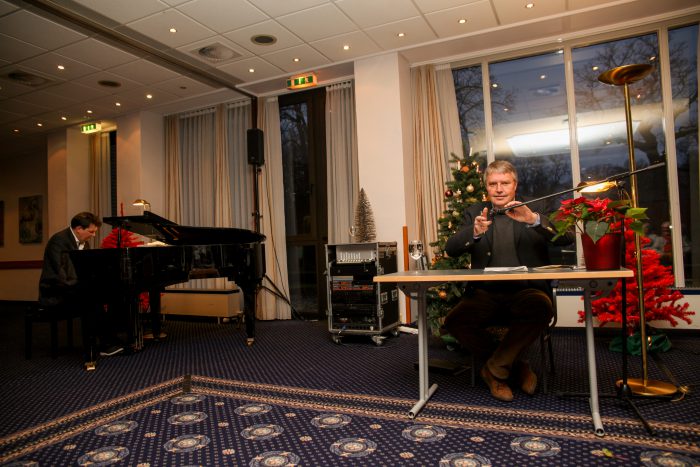 Die NDR-Moderatoren Philipp Schmid und Hans-Jürgen Mende improvisierten dabei gewünschte Klaviermelodien und lasen Texte. Foto: Kutter