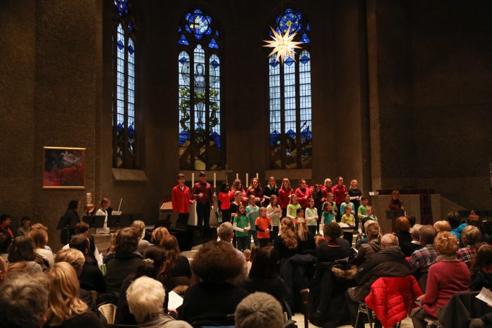 Der Chor der Musikschule singt in der Matthäus-Kirche in der List. Foto: Tim Schaarschmidt