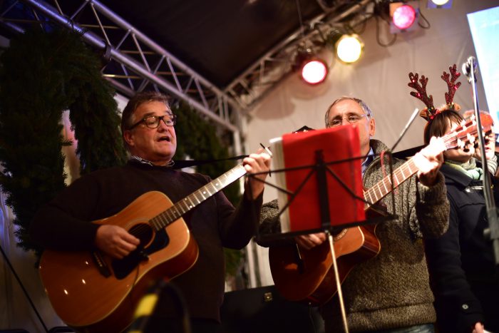Ach Regionspräsident Hauke Jagau musiziert für die HAZ-Weihnachtshilfe mit. Foto: Körner
