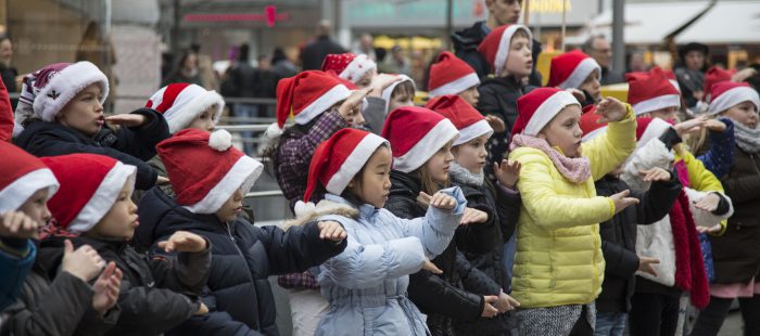 50 Kinder der Grundschule Gartenheimstraße aus Bothfeld sangen mit Weihnachtsmützen direkt an der Kröpckepyramde Weihnachtslieder. Foto: Villegas