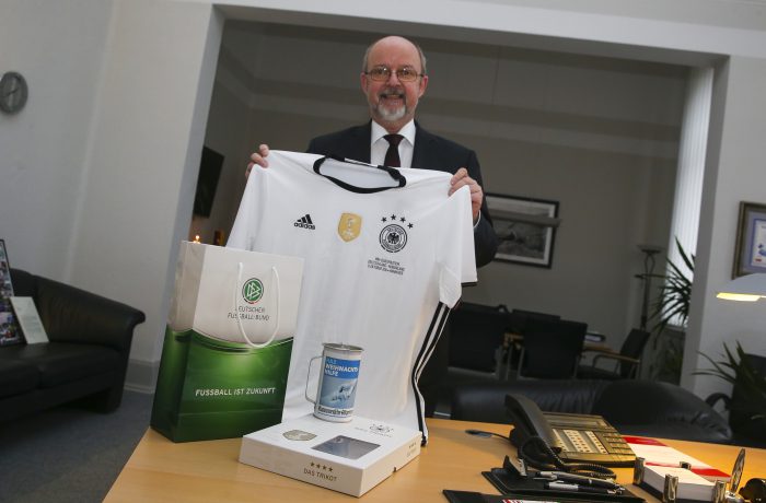 Polizeipräsident Volker Kluwe unterstützt die Weihnachtshilfe mit einem besonderen DFB-Trikot. Foto: Thomas