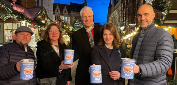 Der Weihnachtsbaum leuchtet, der Markt ist eröffnet